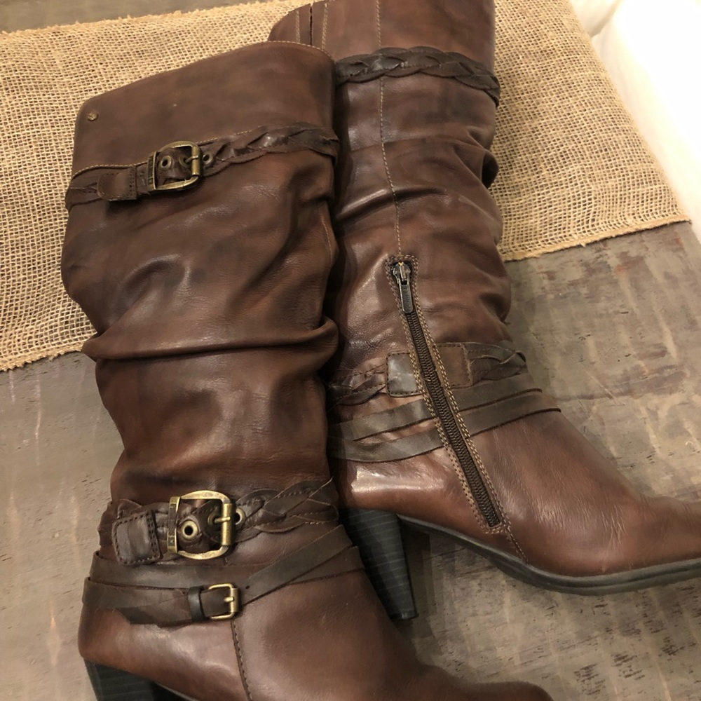 Pikolinos boots.